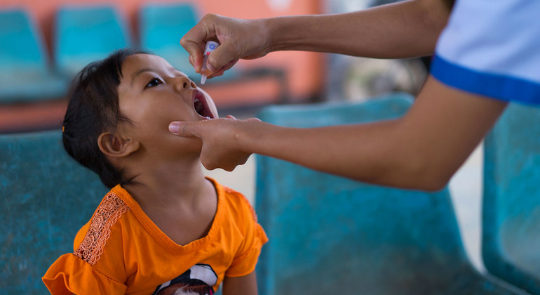 老挝万象的一名年轻女孩正在接种脊髓灰质炎疫苗。
