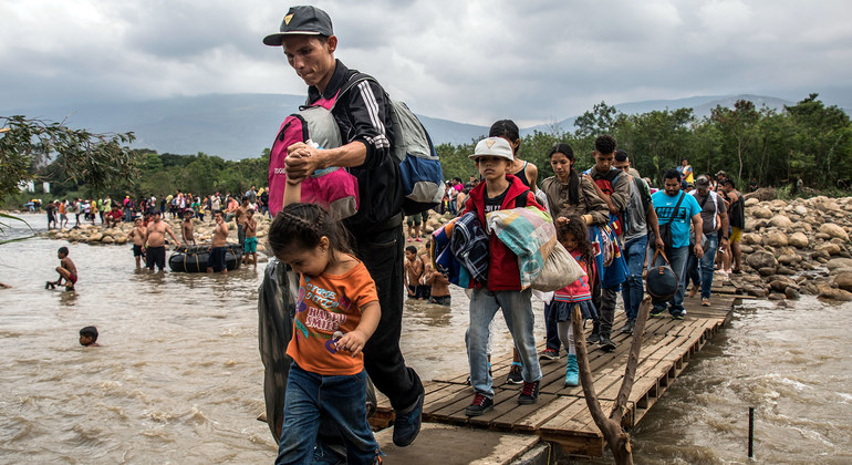 委内瑞拉人穿越边境进入哥伦比亚，以此寻求安全或在国外过上更好的生活。