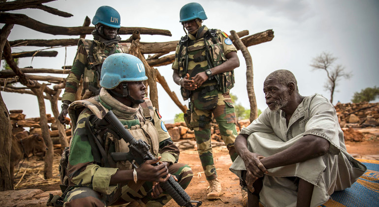联合国马里稳定团来自塞内加尔的维和人员正在该国中部深受暴力影响的莫普提地区执行巡逻任务，并与当地百姓交谈。