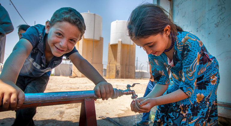 联合国难民署为伊拉克巴达拉什难民营的叙利亚难民提供饮用水。