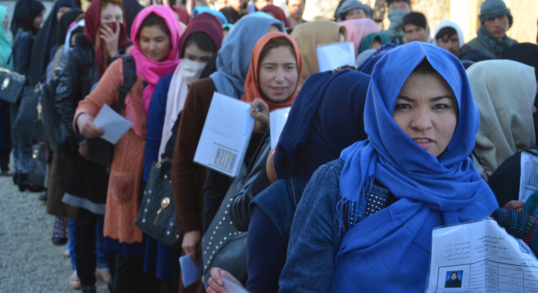 2018年10月20日，阿富汗巴米扬（Bamyan），女性选民在投票中心门外排队等待投票。