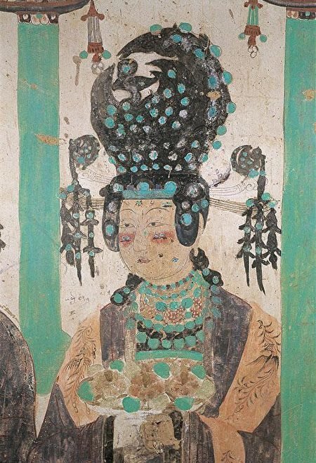 此图为敦煌莫高窟第61窟的女供养人像，画中人配戴着绿色宝石串成的多圈短璎珞。