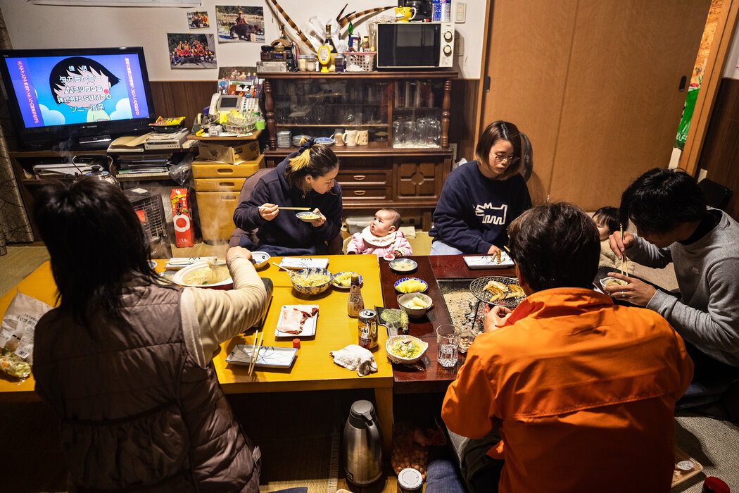 浅田光泰和女儿们以及她们的家人在家里吃晚餐。