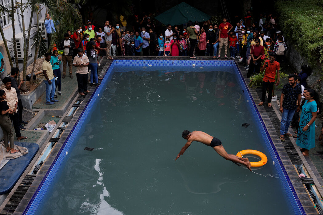 周日，示威者聚集在总统府游泳池周围。