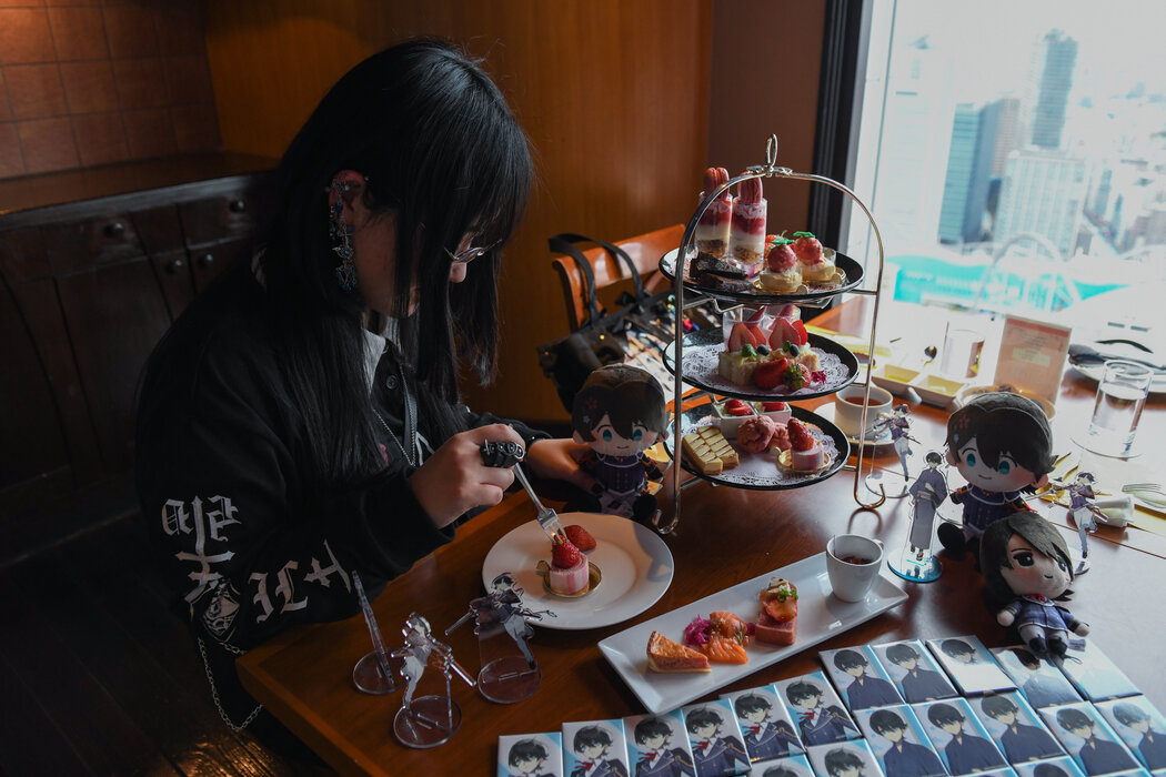 堀川纪奈与手游《刀剑乱舞》中的角色堀川国弘在东京的一家咖啡馆。她说她不想露脸，因为堀川国弘的其他粉丝可能会在社交媒体上骚扰她。