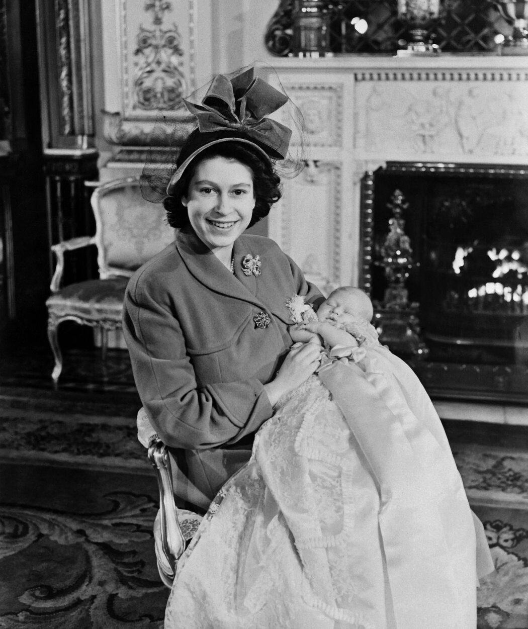 1948年，女王伊丽莎白二世和儿子查尔斯王子。