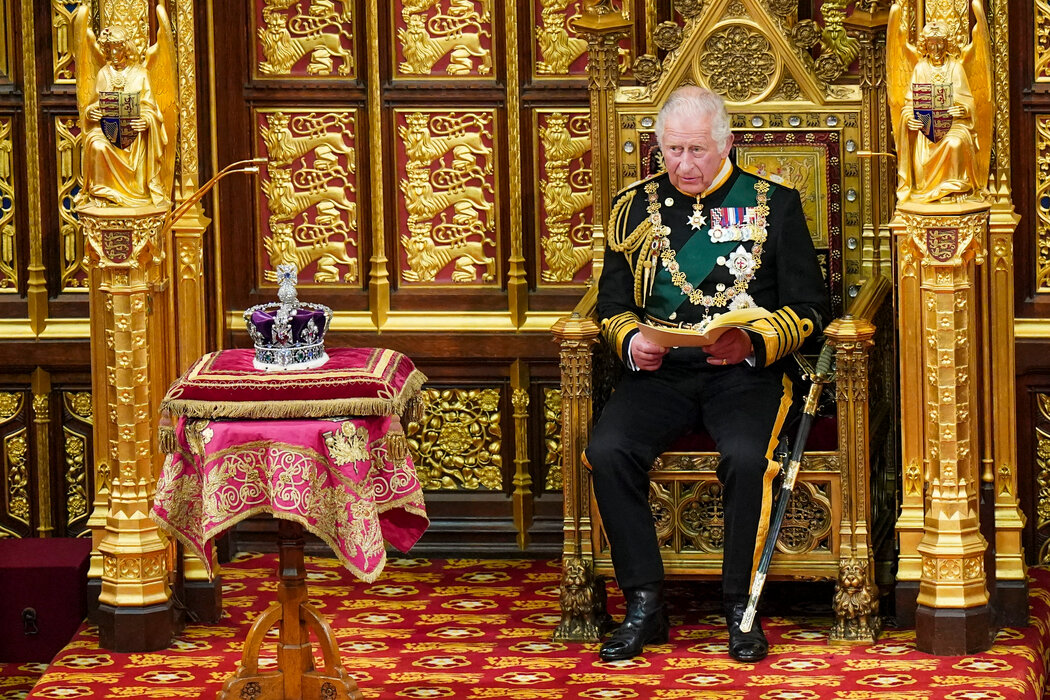 作为王位继承人，查尔斯近年来承担了女王的多项职责。今年5月，他在英国议会开幕典礼上代女王发表演讲。