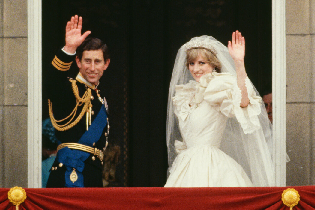 1981年，查尔斯王子与戴安娜王妃在白金汉宫的露台上挥手致意。