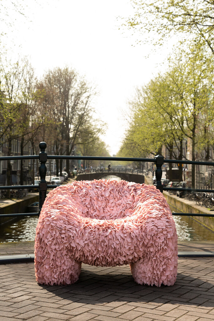 安德烈斯·雷辛格的作品绣球花座椅一开始是虚拟艺术品。由于在Instagram大受追捧，他制作了这把椅子的实物。