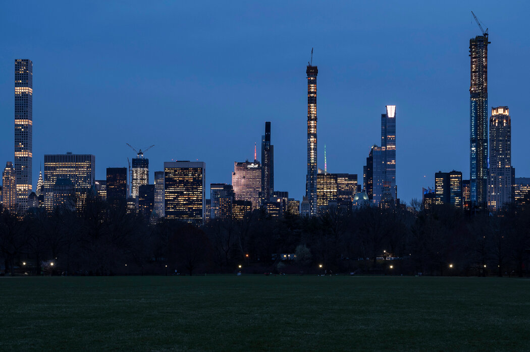 公园大道432号的塔楼（最左），在2015年成为世界上最高的住宅楼。在曼哈顿中城的纽约亿万富翁区，它已经被一栋新楼超越，但它仍然是世界上最昂贵的公寓楼之一。