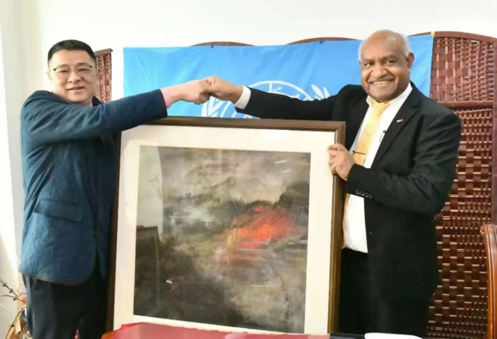 画家张华锋向联合国教科文组织捐赠作品
