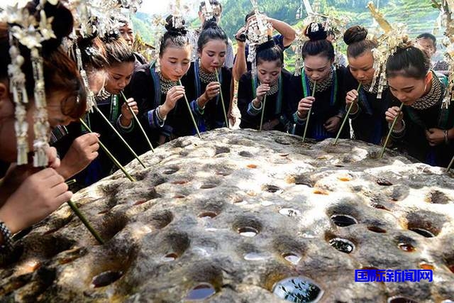 贵州从江刚边村：“百杯煨酒石”形成106个“酒杯”，场面壮观