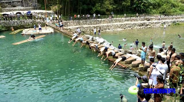 贵州从江：古老神奇的“嬉水节”在村前上演