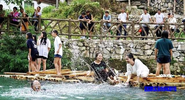 贵州从江：古老神奇的“嬉水节”在村前上演