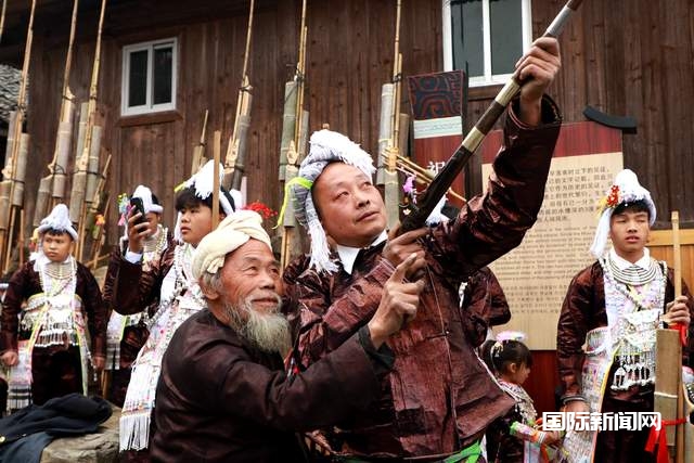 贵州从江：岜沙苗寨迎来一年一度的芦笙节，苗族同胞欢聚在这里