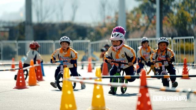 贵州福泉：平衡车大赛“骑乐无穷”