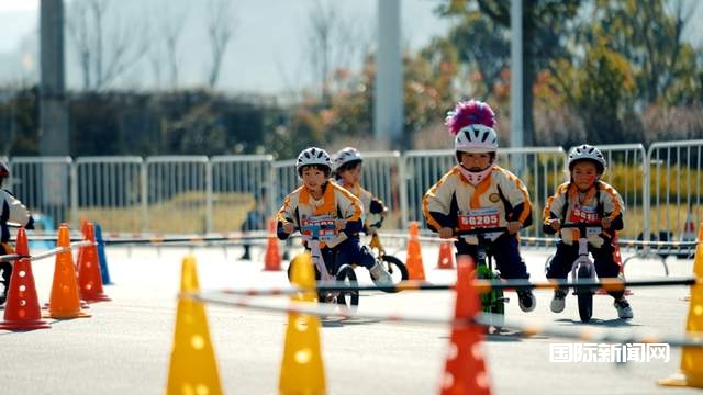 贵州福泉：平衡车大赛“骑乐无穷”