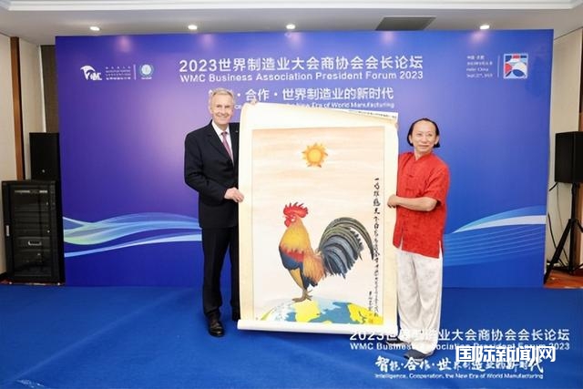 国礼画家李仁伟受邀参加全球外交官论坛与潘基文共赏夜上海美景